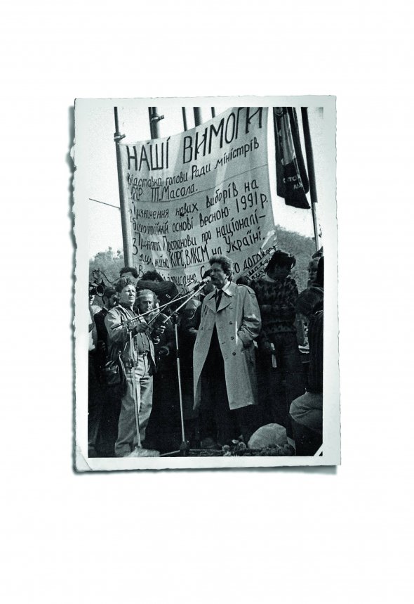 Михайло Горинь виступає на мітингу на підтримку незалежності України на площі Жовтневої революції – нині майдан Незалежності – у Києві, серпень 1991 року