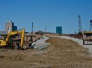 На месте бетонной дороги выбирают 1-2 метра почвы.