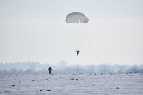 Украинская десантура тренировала прыжки на 800 и 600 метров.