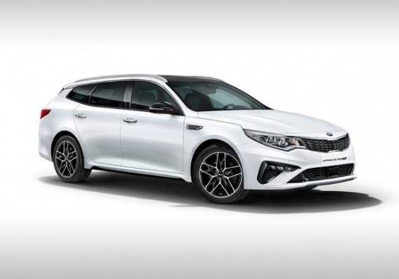 После обновления у Kia Optima изменился дизайн переднего и заднего бампера, появилась другая оптика и немного изменилась радиаторная решетка. 