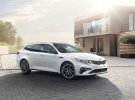 После обновления у Kia Optima изменился дизайн переднего и заднего бампера, появилась другая оптика и немного изменилась радиаторная решетка. 