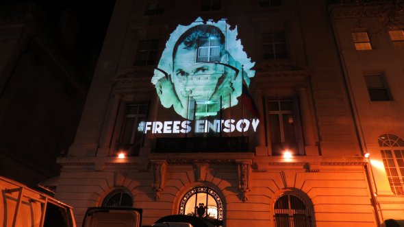 На стіну посольства РФ у Нью-Йорку спроектували портрет Олега Сенцова