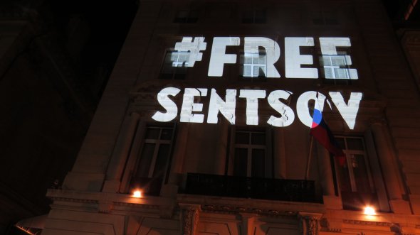 На стіну посольства РФ у Нью-Йорку спроектували напис "Свободу Сенцову"