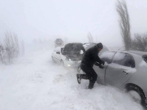 Негода в Україні: школи закривають на вимушені канікули, машини витягують із сніжних заметів
