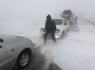 Непогода в Украине: школы на каникулах, машины спасают ис снежных сугробов