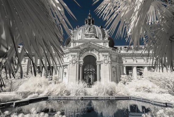 Фотограф из Франции Пьер-Луи Ферре показал Париж в инфракрасном диапазоне.