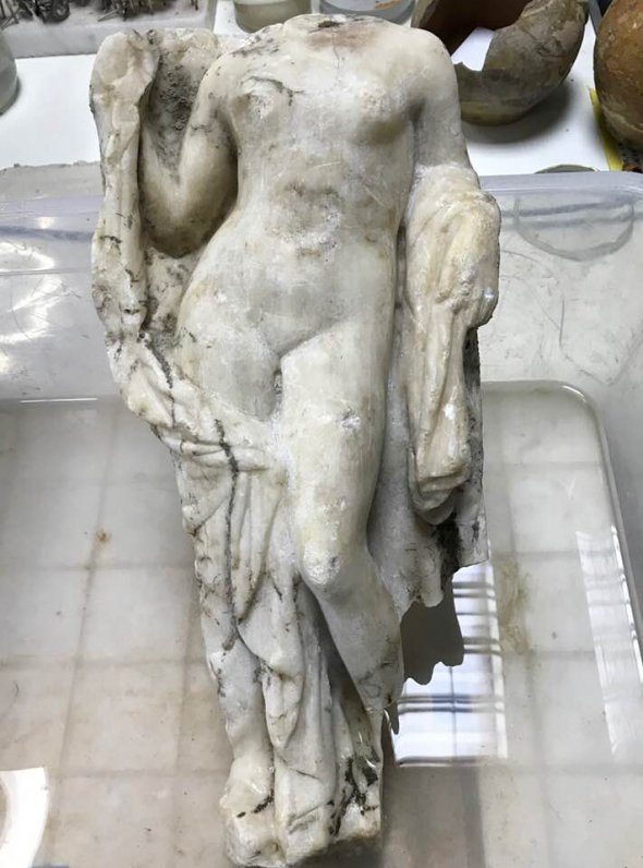 Мраморную статую нашли на строительстве метро.