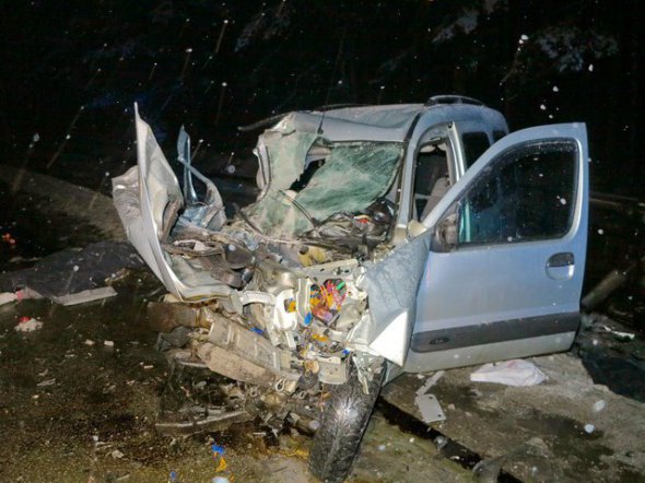 Водитель и пассажирка легковушки погибли на месте