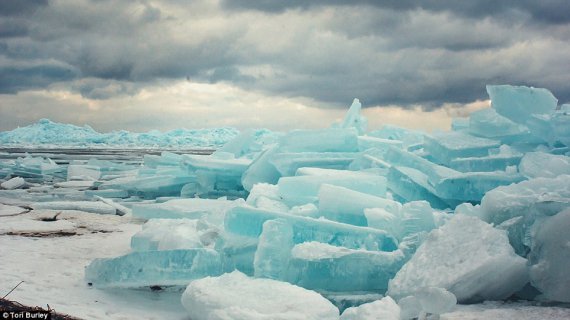 Горы необычного голубого льда на Большом озере в штате Мичиган