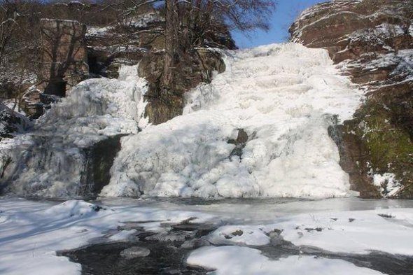 Самый большой равнинный водопад Украины замерз