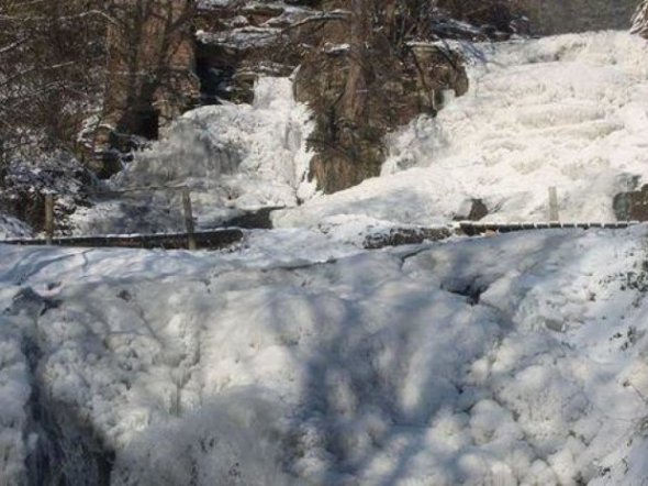 Самый большой равнинный водопад Украины замерз