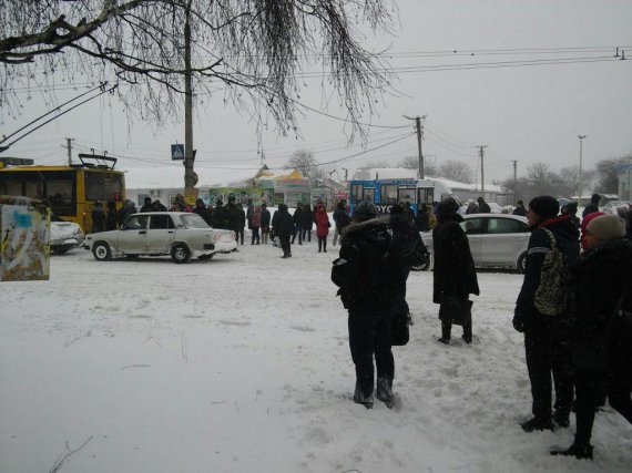 Из-за обилия снега полтавчане передвигаются по городу пешком или долго ждут общественный транспорт на остановках