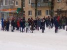Через велику кількість снігу полтавці пересуваються по місту пішки або довго чекають на громадський транспорт на зупинках