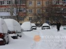 Через велику кількість снігу полтавці пересуваються по місту пішки або довго  чекають на громадський транспорт на зупинках