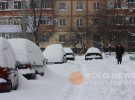 Из-за обилия снега полтавчане передвигаются по городу пешком или долго ждут общественный транспорт на остановках