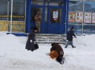 Через велику кількість снігу полтавці пересуваються по місту пішки або довго чекають на громадський транспорт на зупинках