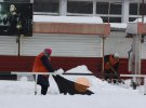 Через велику кількість снігу полтавці пересуваються по місту пішки або довго  чекають на громадський транспорт на зупинках