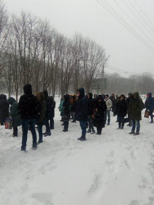 Через велику кількість снігу полтавці пересуваються по місту пішки або довго чекають на громадський транспорт на зупинках