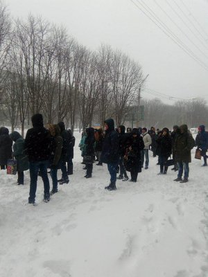 Из-за обилия снега полтавчане передвигаются по городу пешком или долго ждут общественный транспорт на остановках