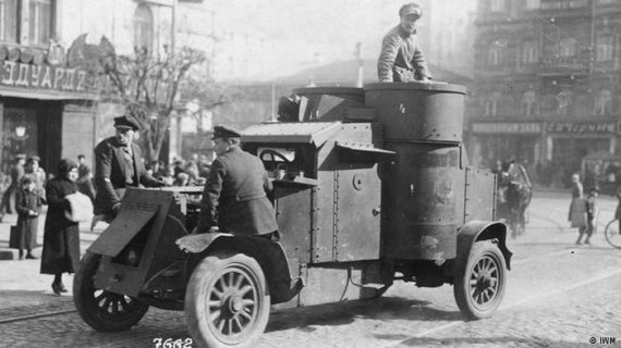 Отбитый у большевиков броневик "Остин-Путиловец" носится по улицам Киева после вступления немцев 1 марта 1918 года