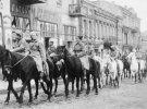 Українська кіннота УНР рухається по вулицях Києва після вступу до Києва німецьких військ 1 березня 1918 року