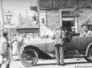 Німецький солдат перевіряє документи у водія в Києві влітку 1918 року