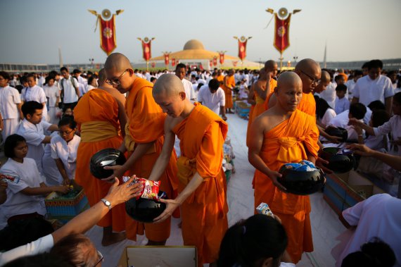 Буддійські монахи беруть участь у церемонії подарунків на день Макха-Буча у храмі Ват-Фра Дхаммакая в Патхум-Тані, Таїланд
