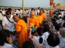 Буддийские монахи принимают участие в церемонии подарков на день Макха-Буча в храме Ват-Фра Дхаммакая в Патхум-Тани, Таиланд