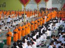 Буддийские монахи принимают участие в церемонии подарков на день Макха-Буча в храме Ват-Фра Дхаммакая в Патхум-Тани, Таиланд