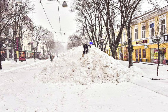 У четвер, 1 березня, в Одесі снігопад паралізував рух транспорту. В місті розгорнули пункти обігріву. Зафіксували обмороження у трьох людей