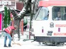 Чоловік відкидає сніг з трамвайних рейок в Одесі. Снігопад там почався вранці 27 лютого. У місті скасували заняття в школах і дитсадках