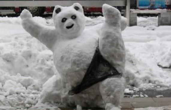 Скульптури зі снігу можна створити навіть за мінусової температури