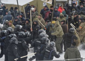 Люди намагалися підпалити шини біля Верховної Ради, поліція почала їх відтісняти, сталася сутичка. Кільком активістам розбили голови. У МВС заявили, що постраждали 14 поліцейських. Лікарі діагностували в них переломи ключиці, щелепи, носа й гематоми. 27 лютого, Київ