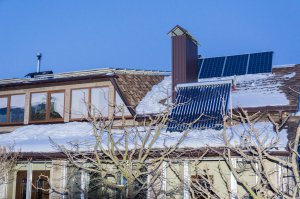 Олександр Мельник із ­Вінниці установив сонячні панелі на даху власного будинку. Монтаж робив самотужки