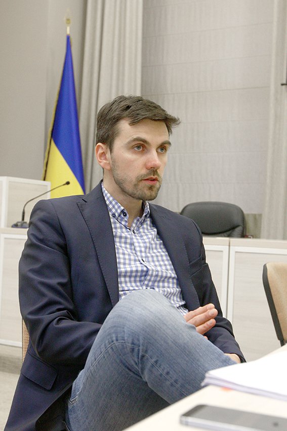 Павло Ковтонюк: "У мене в команді працює 29 людей, які не є співробітниками міністерства. Вони в основному і роблять цю реформу. Ще кілька людей із 200 у міністерстві роблять її, затримуючись на роботі. Бо протягом дня пишуть відповіді народним депутатам, ще щось. Треба визнати їхній вклад. Однак така система не дозволяє впроваджувати зміни"