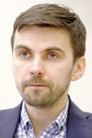 Павло Ковтонюк народився 26 грудня 1983 року. Батьки - вчителі. Виріс у місті Житомир. Закінчив Школу охорони здоров’я Національного університету «Києво-Могилянська академія». Працював консультантом у консалтинговій компанії Strategic Consulting Group, пізніше – незалежним консультантом з управління у сфері охорони здоров’я. 2012 року заснував перше в Україні видання про менеджмент у галузі – журнал «PRO Менеджмент в охороні здоров’я». З 2015 року очолює проектний офіс при Національній раді реформ. Викладає в Школі охорони здоров’я. У серпні 2016-го призначений заступником міністра охорони здоров’я. Брав участь у розробці медичної реформи в Україні, займається її впровадженням. Володіє англійською. Одружений. Виховує доньку.