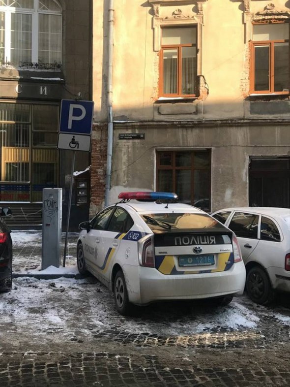 Поліцейська машина припаркувалася під знаком "стоянка для інвалідів"