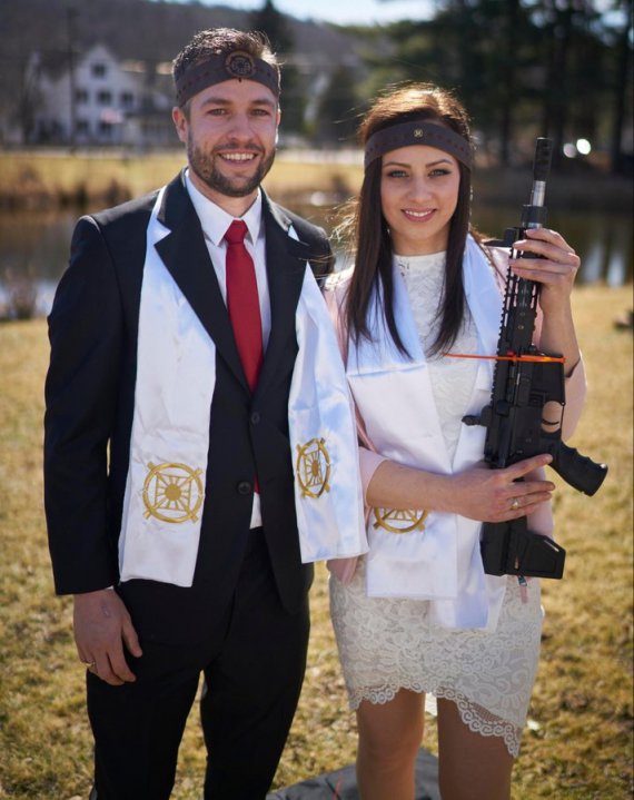 В церкви любителей оружия прошла массовая церемония бракосочетания