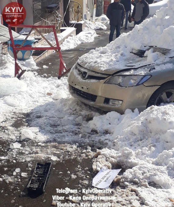 Бурулька впала на автомобіль