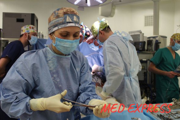 У Вінниці лікарі НІССХ ім. Амосова успішно провели унікальну операцію на відкритому серці,  яке рятує пацієнтів від раптової зупинки серця