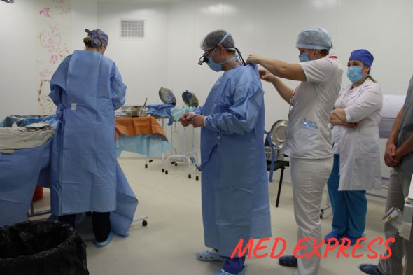 В Виннице врачи НИССХ им. Амосова успешно провели уникальную операцию на открытом сердце, которое спасает пациентов от внезапной остановки сердца