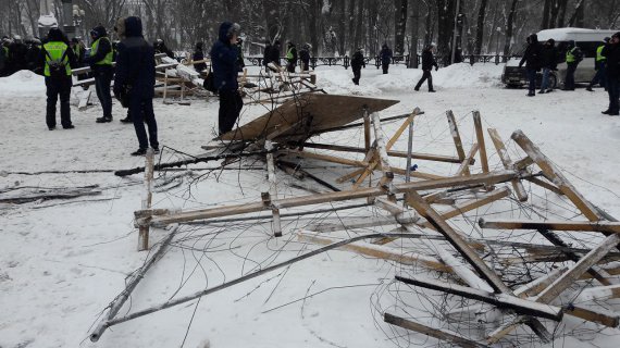 Полиция разбирает палатки и баррикады под Верховной Радой