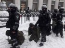 Поліцейські поставили на коліна мітингувальників в наметовому таборі біля ВР