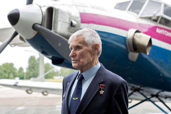 Похоронили легендарного летчика Юрия Курлина