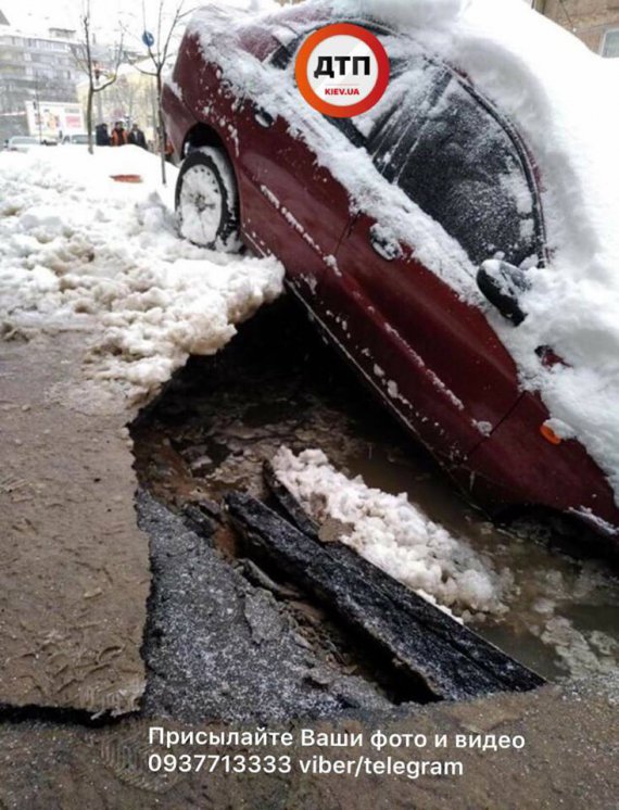 Авто провалилось под асфальт в Киеве 