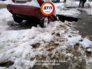 Авто провалилося під асфальт в Києві