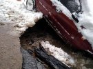 Авто провалилося під асфальт в Києві