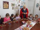 Максим основал волонтерскую инициативу "Вышитые мечты" для детей Донецкой и Луганской области.