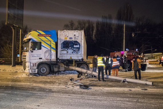 Грузовой автомобиль DAF врезался в столб и перекрыл движение транспорта