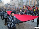 Националисты прошли факельным шествием с флагами Украины и гигантским красно черным флагом от Ратуши к памятнику Степану Бандере.